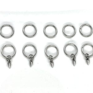 K&ouml;nnte beinhalten: Zehn silberne Schl&uuml;sselringe mit einem spitzen Metallanh&auml;nger an jedem Ring.