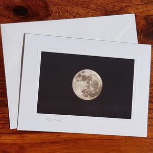 Photographie originale de la pleine lune dans une carte vierge pour toutes les occasions. Carte et cadeau en un pouvant également être encadré.