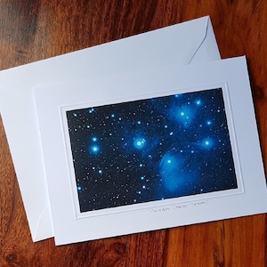 Photographie originale des Pléiades (sept sœurs) dans une carte vierge pour toutes les occasions. Carte et cadeau en un pouvant également être encadré.