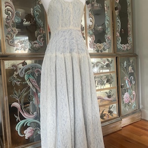 1950er Jahre Tropfen Taille Vergissmeinnicht blauer Spitzenhochzeitskleid Spitze Büste