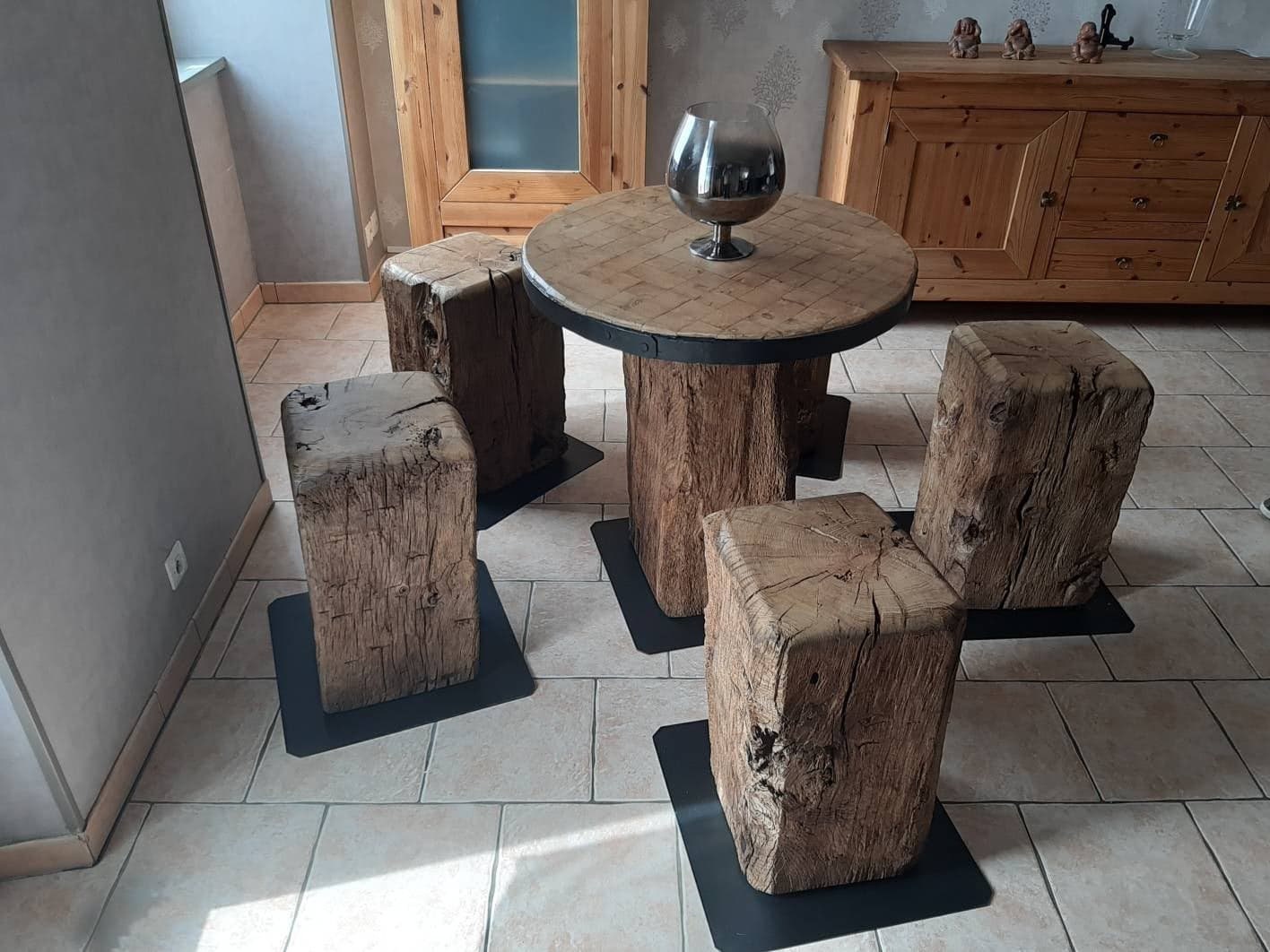 Artisanat d'art..table et Tabourets