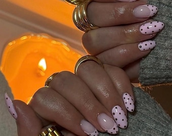 Uñas postizas de lunares rosas / Uñas postizas de gel pintadas a mano / Uñas postizas de verano / Uñas almendradas rosas