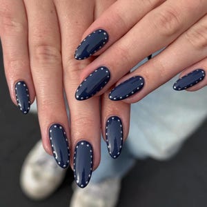 Presse-ongles bleu marine | Ongles en amande | Clous pour montants | Appuyez sur | ongles à pois | faux ongles | ongles argentés | pressions chromées