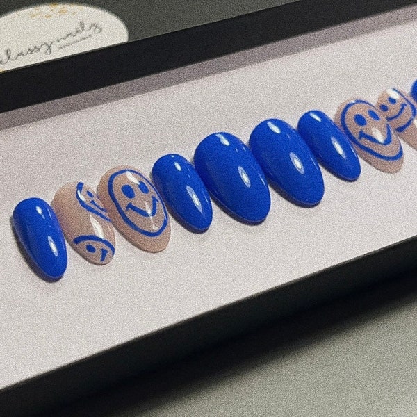 Le kit de faux ongles « Blue Smile » | faux ongles | création d'ongles | Appuyez sur | appuyez sur les ongles | la mode des ongles | de la colle sur les ongles | coller sur les ongles