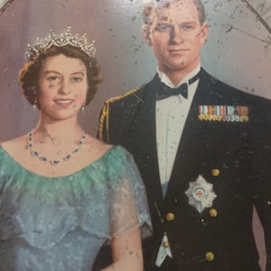 Splendida latta della Regina Elisabetta e del Duca di Edimburgo degli anni &#39;50