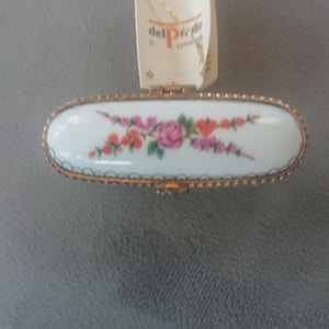 Lovely Del Prado porcelain pill box