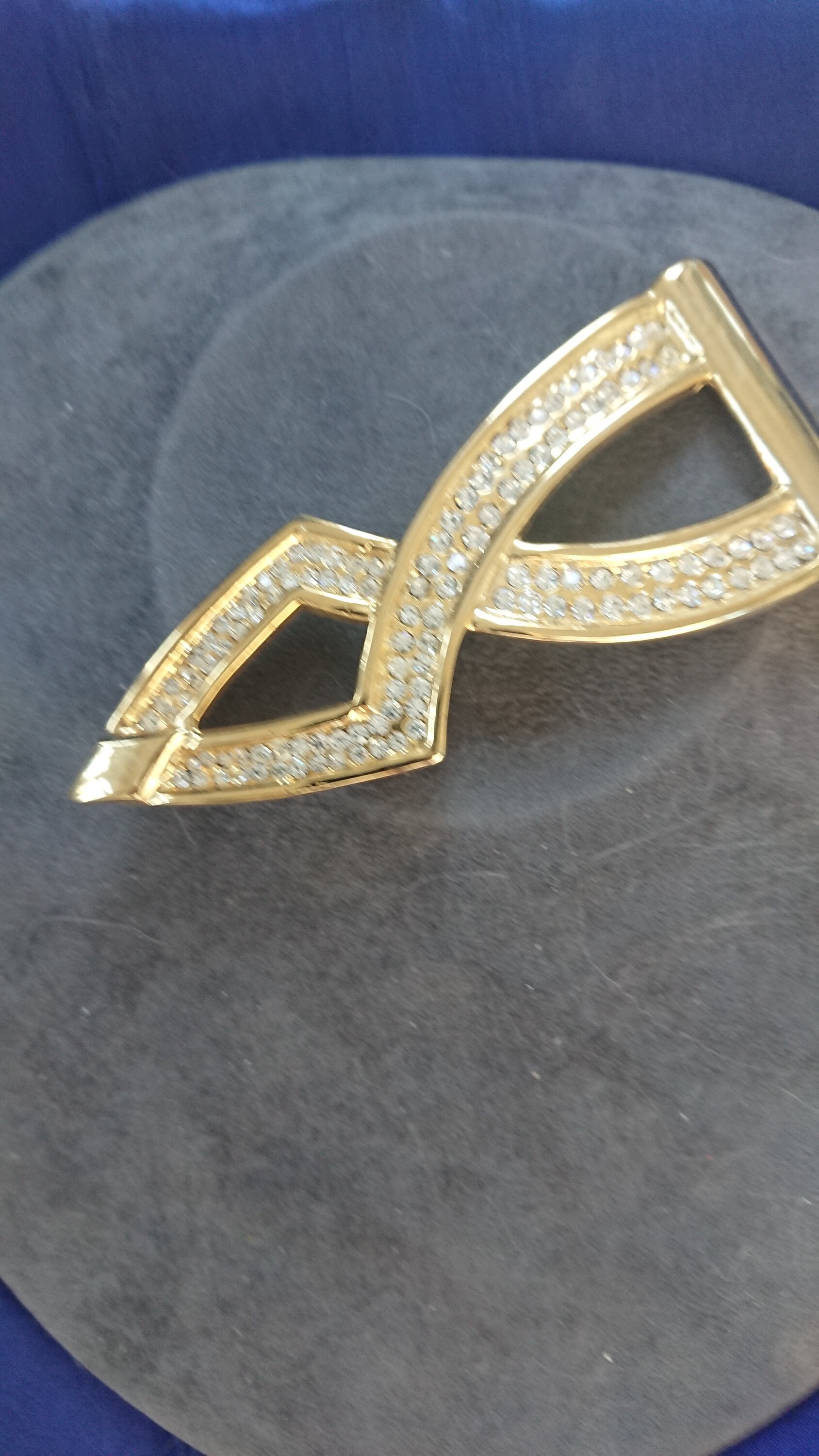 Lovely large Gold tone rhinestone brooch