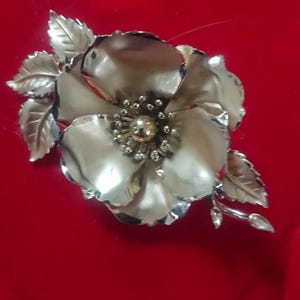 Gorgeous gold tone large flower brooch