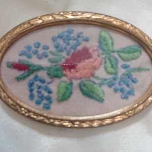 Mooie Art Deco geborduurde broche