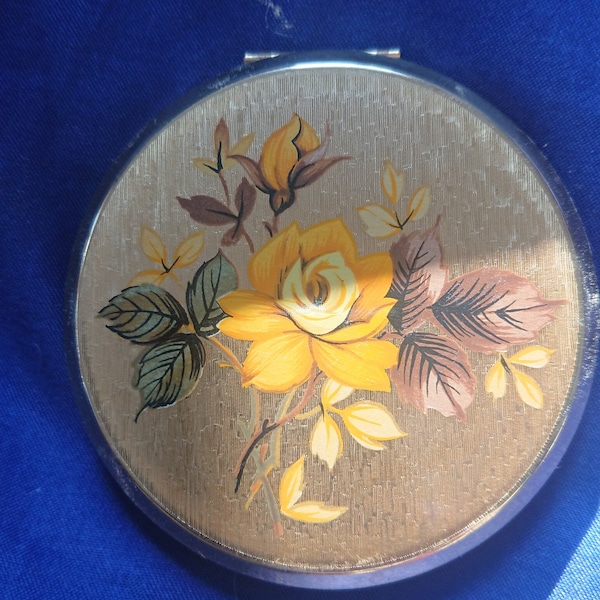 Lovely Stratton oro esmalte flor diseño polvo compacto