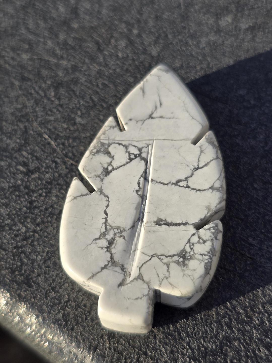 Howlite Leaf Carving 2.56