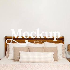 Puede incluir: Maqueta de dormitorio con cabecero de madera, almohadas y colcha estampada. Dos lámparas con pantallas tejidas flanquean la cama. La palabra "Mockup" se muestra en letras blancas grandes.