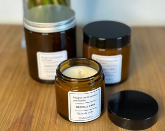 Può includere: Tre barattoli di vetro marrone per candele con coperchi neri. Il barattolo centrale ha un'etichetta bianca con il testo "Bougie artisanale parfumée BARBE A PAPA Cire de Soja SO.DECO&CO."
