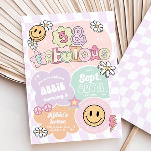 以下が含まれることがあります： ピンクとグリーンのチェック柄の背景に、誕生日のお祝いの招待状。招待状には「5 & Fabulous」と笑顔の顔、花、星が書かれている。招待状には「9月20日（土）」と「アビー5歳」とも書かれている。