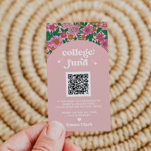 Modèle de carte QR rose fleurs sauvages pour l'obtention du diplôme universitaire, carte florale modifiable pour l'obtention du diplôme, remise des diplômes rose, carte de fin d'études fleurs sauvages