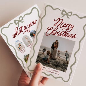 Pode incluir: Dois cart&otilde;es de Natal s&atilde;o segurados em uma m&atilde;o. O cart&atilde;o da esquerda diz "what a year" em escrita vermelha com uma colagem de fotos. O cart&atilde;o da direita diz "Merry Christmas" em escrita vermelha com uma foto de fam&iacute;lia. Ambos os cart&otilde;es t&ecirc;m uma borda verde.