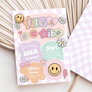 FIVE is a Vibe Invito di compleanno con faccina sorridente carina e carina, invito per il quinto compleanno di una ragazza, invito con emoji retrò alla moda per il quinto compleanno di una ragazza
