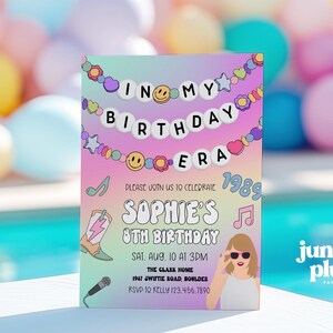 Puede incluir: Una colorida invitaci&oacute;n de cumplea&ntilde;os con el texto "In My Birthday Era" y "Sophie's 8th Birthday". El dise&ntilde;o incluye notas musicales, una bota de vaquero y un micr&oacute;fono. El fondo presenta globos pastel y una piscina.