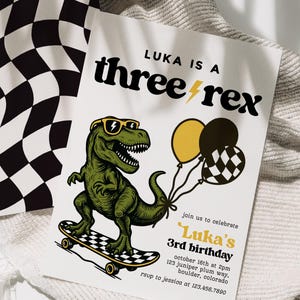 以下が含まれることがあります： 「LUKA IS A three rex」のテキストと恐竜のグラフィックが描かれた誕生日招待状。サングラスをかけ、風船を持っている緑色の恐竜が特徴です。白黒の市松模様が見えます。