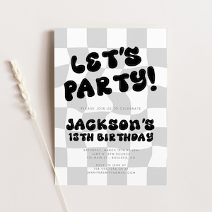 Op de afbeelding: Een zwart-wit geblokte verjaardagsuitnodiging met de tekst "Let's Party!" in een vetgedrukt, afgerond lettertype. De uitnodiging is voor Jacksons 13e verjaardag en bevat de datum, tijd, locatie en RSVP-informatie.