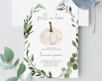 Puede incluir: Una invitación blanca para una despedida de soltera con un diseño de calabaza en acuarela y el texto "fall in love". La invitación está rodeada de follaje verde e incluye detalles del evento. También hay un sobre blanco y ramitas de eucalipto.