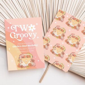 Puede incluir: Una invitaci&oacute;n rosa y naranja con una fuente groovy que dice "TW Groovy" y una flor. La invitaci&oacute;n es para el 2&ordm; cumplea&ntilde;os de Olivia. La invitaci&oacute;n tiene una furgoneta vintage con flores.