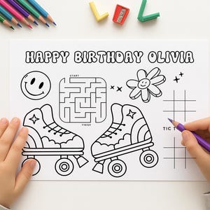 Op de afbeelding: Een zwart-wit kleurplaat met de tekst "HAPPY BIRTHDAY OLIVIA" en illustraties van een smiley, doolhof, bloem, rolschaatsen en een tic-tac-toe raster. Kleurpotloden en een puntenslijper liggen verspreid.