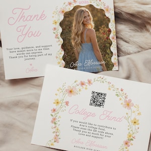 Puede incluir: Dos tarjetas de agradecimiento de graduación blancas con detalles florales. Una tarjeta presenta una foto de una mujer con un vestido azul. Las tarjetas tienen el texto "Thank You" y "College Fund."