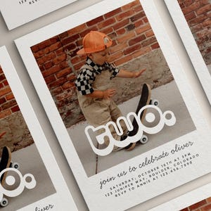 Könnte beinhalten: Mehrere Einladungskarten mit einem Foto eines Kindes auf einem Skateboard. Das Kind trägt eine orangefarbene Kappe und ein kariertes Hemd. Die Karten tragen den Text "two." und Veranstaltungsdetails.