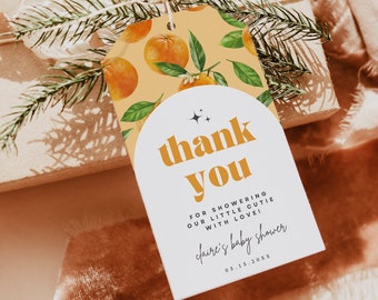 Puede incluir: Una etiqueta de agradecimiento blanca con ilustraciones de cítricos naranjas. El texto dice "gracias" en naranja negrita. El texto debajo dice "por duchar a nuestra pequeña dulzura con amor! la baby shower de claire 03.15.20XX"