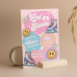 Puede incluir: Una invitación rosa pastel para una fiesta de patinaje sobre ruedas con el texto "Let's Skate". La invitación incluye ilustraciones de patines, flores y caras sonrientes. Para el 6º cumpleaños de Violet.