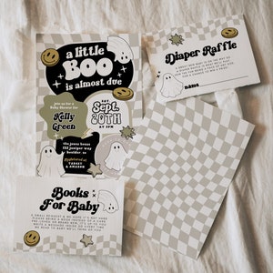 Lot modifiable A Little Boo Baby shower, tombola de couche-culotte sur demande de livre d'invitation pour baby shower Halloween garçon, ensemble fantôme rétro damier sourire