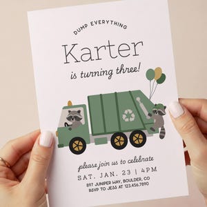 Op de afbeelding: Een witte verjaardagsuitnodiging met een groene vuilniswagen en twee wasberen, één achter het stuur en één achterop. De tekst luidt: DUMP EVERYTHING Karter is turning three! please join us to celebrate SAT. JAN. 23 | 4 PM 897 JUNIPER WAY, BOULDER, CO RSVP TO JESS AT 123.456.7890