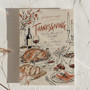 Puede incluir: Una tarjeta de invitación de Acción de Gracias con una ilustración dibujada a mano de un pavo asado, pan, vino y velas. El texto dice: please join us for THANKSGIVING Saturday, November 23 3:00 PM The Smith Residence 100 Elm Street.