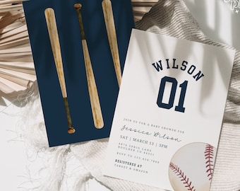 Peut inclure: Une invitation à une fête prénatale sur le thème du baseball, avec un schéma de couleurs bleu et blanc. L'invitation présente un ballon de baseball avec des coutures rouges et le texte "WILSON 01" en police bleue marine. L'invitation comprend également le texte "Rejoignez-nous pour une fête prénatale pour Jessica Wilson" ainsi que la date et l'heure de la fête.