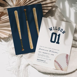 Peut inclure: Une invitation &agrave; une f&ecirc;te pr&eacute;natale sur le th&egrave;me du baseball, avec un sch&eacute;ma de couleurs bleu et blanc. L'invitation pr&eacute;sente un ballon de baseball avec des coutures rouges et le texte "WILSON 01" en police bleue marine. L'invitation comprend &eacute;galement le texte "Rejoignez-nous pour une f&ecirc;te pr&eacute;natale pour Jessica Wilson" ainsi que la date et l'heure de la f&ecirc;te.