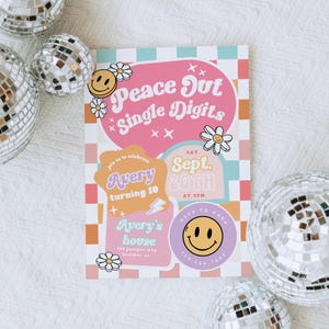 Peut inclure: Une invitation d'anniversaire rose et bleue avec le texte "Peace Out Single Digits" et un visage souriant. L'invitation est pour le 10e anniversaire d'Avery, le 20 septembre à 14h00. L'invitation comprend l'adresse "Avery's house, 113 juniper way, boulder."