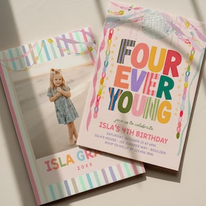 Pode incluir: Dois cartões de convite de aniversário retangulares com fundo rosa claro. Um cartão apresenta a foto de uma criança, o texto ISLA GRACE 20XX e listras pastel. O outro exibe uma bola de discoteca, serpentinas e o texto FOUR EVER YOUNG.