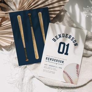 K&ouml;nnte beinhalten: Eine Baseball-Motto-Einladung zum ersten Geburtstag in Blau und Wei&szlig;. Die Einladung zeigt einen Baseball, Schl&auml;ger und den Text "Henderson 01" in einer dunkelblauen Schriftart. Der Text "Swing on over to celebrate Henderson is turning one!" ist ebenfalls enthalten. Die Einladung ist auf wei&szlig;em Karton gedruckt.