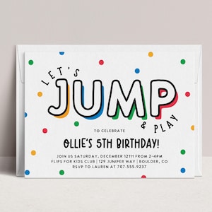 以下が含まれることがあります： 白地に「LET'S JUMP & PLAY」の文字が書かれた招待状。Ollieの5歳の誕生日を祝うもので、カラフルな水玉模様とイベントの詳細が記載されています。