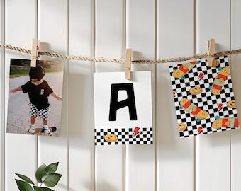 Op de afbeelding: Drie afbeeldingen hangen aan een touw met houten wasknijpers. De eerste afbeelding is een foto van een kind op een skateboard. De tweede afbeelding heeft een grote zwarte letter "A". De derde afbeelding heeft een dambordpatroon met skateboards.