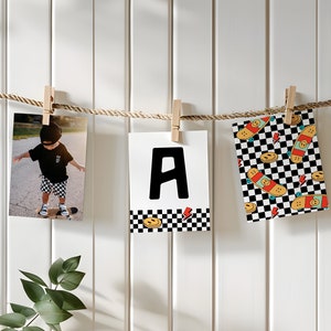 Banner de cumpleaños de patineta, pancarta con letras para cumpleaños de niño, decoración para fiesta de cumpleaños de patineta, plantilla editable con cara sonriente de cuadros retro