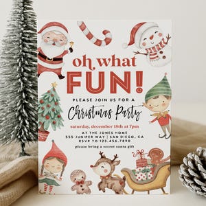 Op de afbeelding: Een uitnodiging voor een kerstfeest met aquarel illustraties van de kerstman, een sneeuwpop, een elf en een rendier die een slee trekt. De uitnodiging luidt "Oh what FUN!" en bevat feestdetails.
