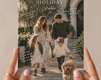 Peut inclure: Une carte de vœux rectangulaire montrant une famille de trois personnes et un chien marchant en extérieur. Le texte indique OUR HOLIDAY notes, THE CARTER FAMILY 2026, avec des annotations manuscrites décrivant chaque membre.