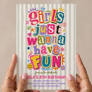 Könnte beinhalten: Eine rechteckige Geburtstagseinladungskarte mit hellgrün-weiß gestreiftem Hintergrund. Der Text lautet girls just wanna have fun in bunten Buchstaben im Ausschnitt-Stil, gefolgt von Isla's 8th Birthday und den Veranstaltungsdetails.