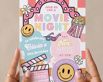 Può includere: Un invito rettangolare per una serata cinema con cornice rosa, sfondo a scacchi, popcorn, occhiali 3D, ciak e faccine sorridenti. Il testo include JOIN US FOR A MOVIE NIGHT, Olivia's 13th Birthday, Nov. 20th at 7PM.