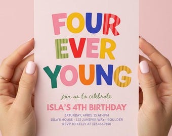 Könnte beinhalten: Eine rosa Einladungskarte, die von Händen gehalten wird, mit den Worten "FOUR EVER YOUNG" in bunten Blockbuchstaben. Die Karte kündigt Islas 4. Geburtstag an, einschließlich Datum, Uhrzeit und Ort.