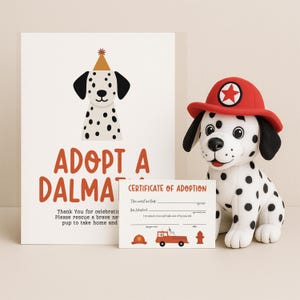 Pode incluir: Um cão dálmata de pelúcia usando um chapéu de bombeiro vermelho com uma estrela branca. Ao lado, há uma placa que diz "Adote um Dálmata" e um certificado de adoção. A placa tem um dálmata de desenho animado usando um chapéu de festa.