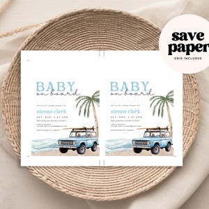 Puede incluir: Una invitaci&oacute;n de baby shower azul y blanca con un jeep azul con una tabla de surf en la parte superior. La invitaci&oacute;n dice "Beb&eacute; a bordo" y tiene una palmera en el fondo. El texto de la invitaci&oacute;n dice "sienna clark" y "S&aacute;b. 4 de marzo a las 2:00 pm".