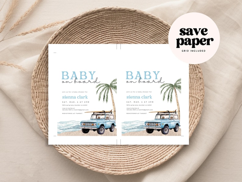 Puede incluir: Una invitaci&oacute;n de baby shower azul y blanca con un jeep azul con una tabla de surf en la parte superior. La invitaci&oacute;n dice "Beb&eacute; a bordo" y tiene una palmera en el fondo. El texto de la invitaci&oacute;n dice "sienna clark" y "S&aacute;b. 4 de marzo a las 2:00 pm".